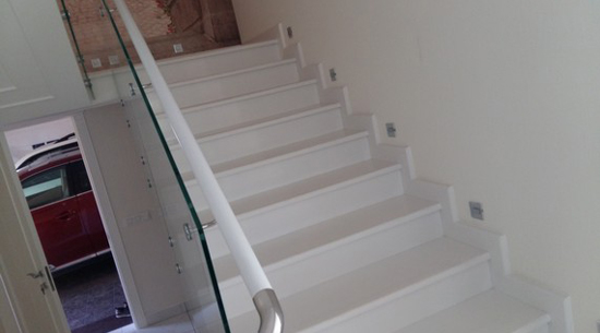 Ступени из кварцевого искусственного камня