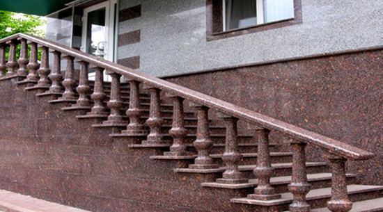 Гранитные перила и балясины